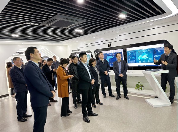 安徽省宿州市蕭縣縣委副書記、縣長朱新華等一行蒞臨性爱视频在线观看麻豆走訪調研