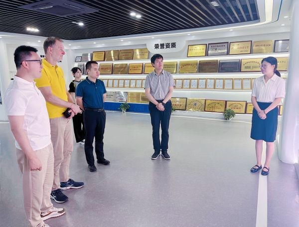 德國農業專家尤爾根·克羅謝爾（Jürgen Kroschel）到訪性爱视频在线观看麻豆