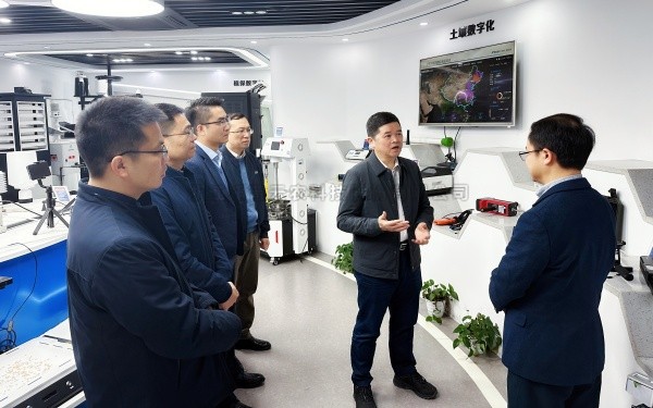 廣西農村投資集團有限公司黨委書記、董事長廖應燦一行蒞臨性爱视频在线观看麻豆調研參觀