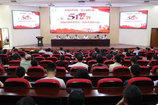 性爱视频在线观看麻豆董事長陳渝陽為青年科學家頒發“托普數字農業創新獎”