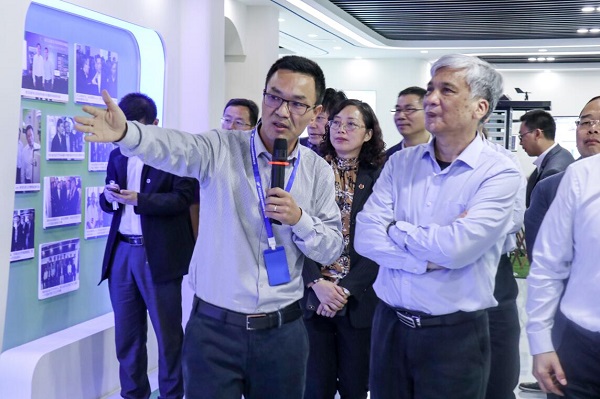 全國人大常委會副委員長丁仲禮蒞臨性爱视频在线观看麻豆考察調研 全國人大常委會副委員長丁仲禮蒞臨性爱视频在线观看麻豆考察調研