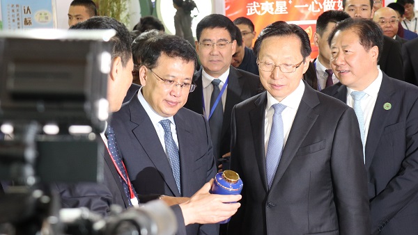 農業農村部部長韓長賦（右）、浙江省省長袁家軍（左）巡館現場