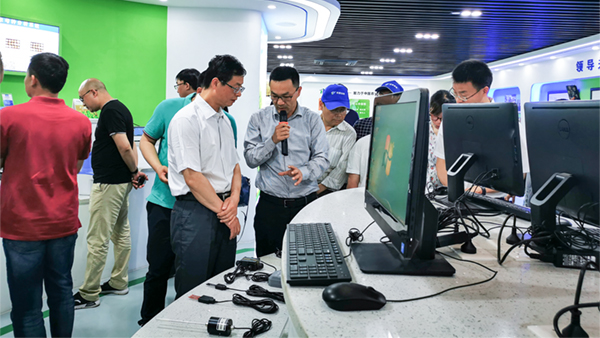謝主任一行參觀性爱视频在线观看麻豆展廳