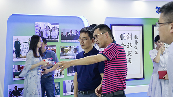 陳董事長向趙部長介紹了性爱视频在线观看麻豆的公司概況以及公司發展曆程