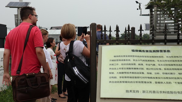 研修班一行來到由性爱视频在线观看麻豆與蕭山農科所聯合搭建的現代農業產業園進行考察