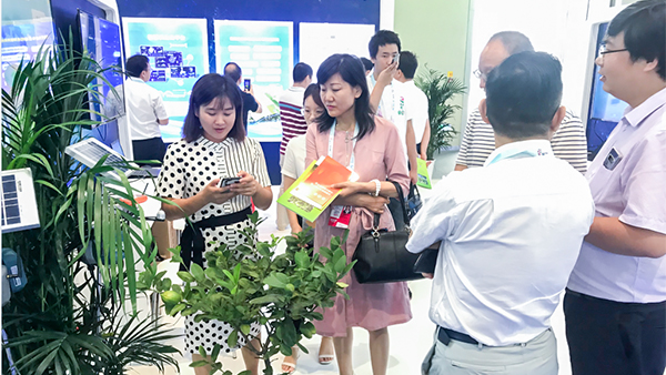 遊客可通過掃描二維碼查看傳感器的實時監測數據