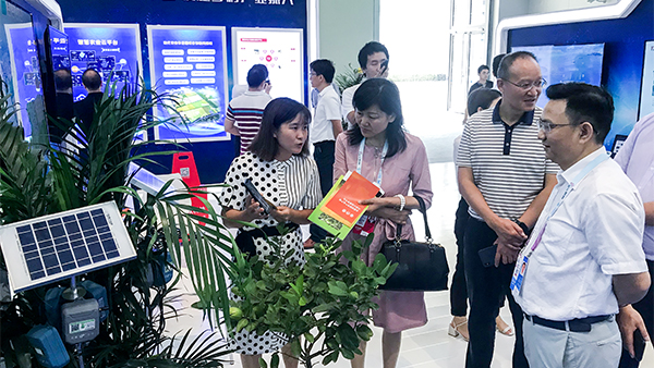 重慶市農委信息中心主任賀德華（右一）、副主任柯南（右二）