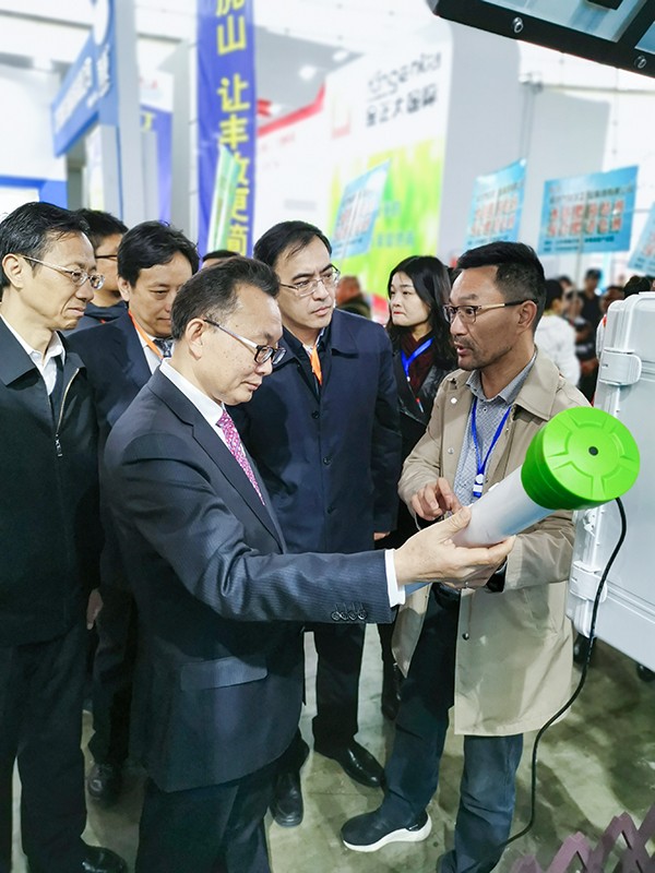 性爱视频在线观看麻豆董事長陳渝陽向劉天金主任介紹智能麻豆性爱电影墒情監測設備