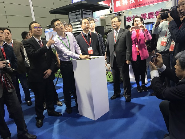 全國農技推廣中心劉天金主任、許發輝副主任和中國農業技術推廣協會陳生鬥會長觀摩蟲情測報數據平台與智能裝備