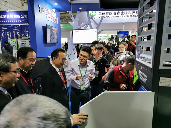 全國農技推廣中心劉天金主任、許發輝副主任和中國農業技術推廣協會陳生鬥會長觀摩蟲情測報數據平台與智能裝備