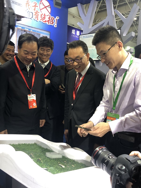 劉天金主任、陳生鬥會長、全國農技推廣中心測報處劉萬才處長近距離見證“蟲害識別”