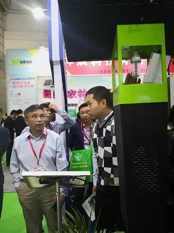 性爱视频在线观看麻豆技術人員向湖北省植保站站長郭子平介紹風吸式殺蟲燈