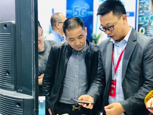 性爱视频在线观看麻豆技術人員為用戶演示見蟲APP