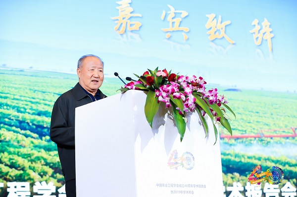 農業部原常務副部長、中國農業工程學會第五屆理事長劉成果