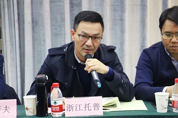 性爱视频在线观看麻豆董事長陳渝陽在會上講話