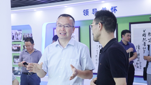 趙喜凱局長參觀性爱视频在线观看麻豆展廳