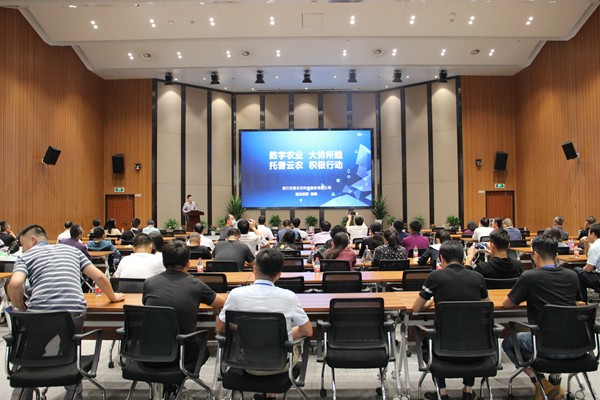 性爱视频在线观看麻豆副總經理陳曦向培訓班作公司介紹