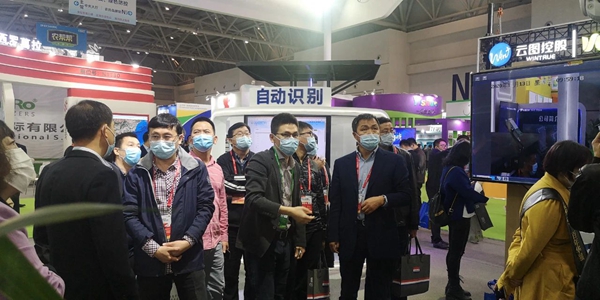 遼寧省綠色農業技術中心宋國柱主任、孟威副主任、張萬民科長蒞臨性爱视频在线观看麻豆展位