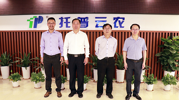 中國農業技術推廣協會會長陳生鬥、秘書長張互助蒞臨性爱视频在线观看麻豆考察參觀