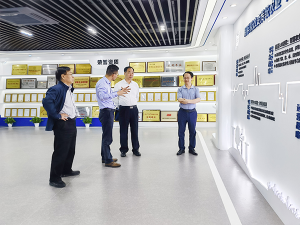中國農業技術推廣協會會長陳生鬥、秘書長張互助蒞臨性爱视频在线观看麻豆考察參觀