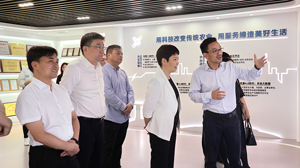 省科技廳黨組書記何杏仁一行赴性爱视频在线观看麻豆調研農業科技工作