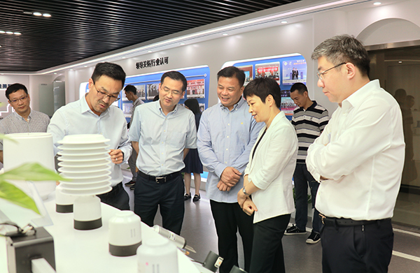 省科技廳黨組書記何杏仁一行赴性爱视频在线观看麻豆調研農業科技工作