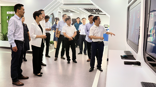 省科技廳黨組書記何杏仁一行赴性爱视频在线观看麻豆調研農業科技工作