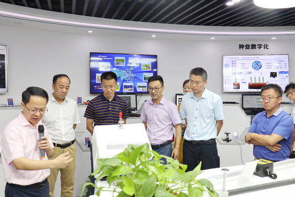 與會專家領導參觀性爱视频在线观看麻豆數字三農展廳