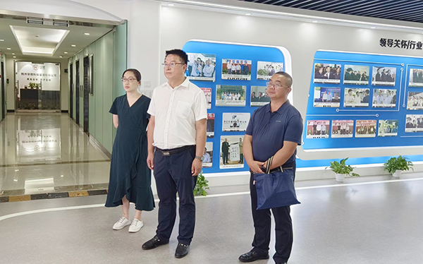 酒泉肅州區政府黨組成員、副區長範誌俊參觀性爱视频在线观看麻豆展廳‍