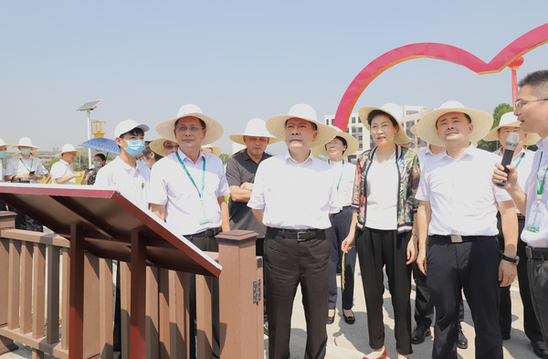 與會專家領導參觀性爱视频在线观看麻豆支撐構建的智慧種業服務平台