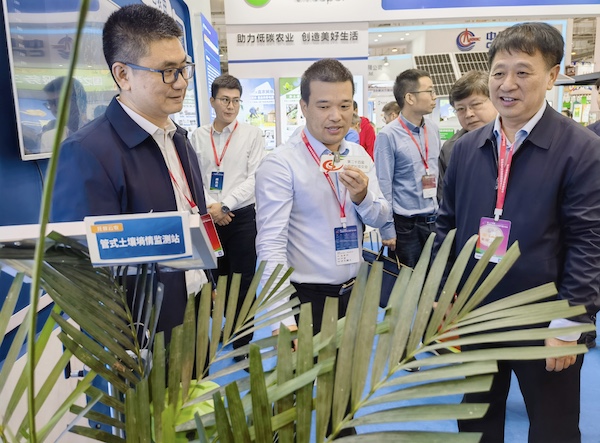 2-全國農業技術推廣服務中心主任魏啟文，中國農業科學院蔬菜花卉研究所所長張友軍，全國農業技術推廣服務中心節水處處長吳勇一行的副本.jpg